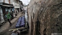 Salah satu titik tanggul juga retak. Air laut pun merembes melalui retakan tanggul. Alhasil, rumah warga pun ikut terendam.
