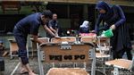 Aksi Bersih-bersih Para Guru di Hari Pertama Masuk Sekolah