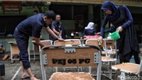 Sejumlah guru di SDN 05 Pejagalan teluk Gong, Jakarta Utara, membersihkan ruang kelas dan perabotan sekolah usai banjir merendam bangunan sekolah itu di awal tahun 2020, Senin (6/1/2020).