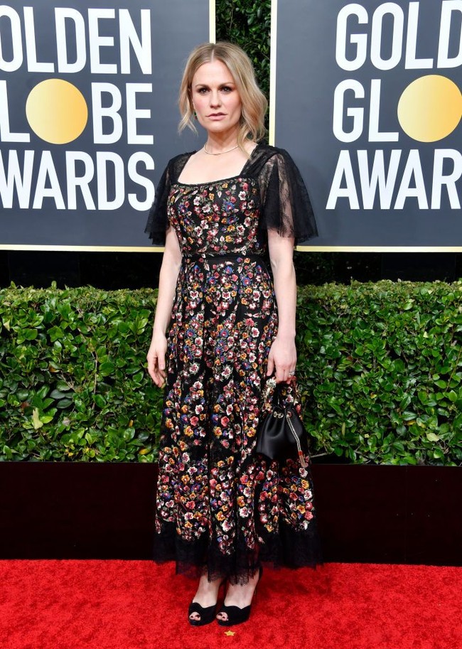 Aktris Ana Pacquin memakai gaun Dior di Golden Globes 2020. Sayangnya, gaun pilihan Ana ini lebih pantas untuk ke gereja. (Foto: Frazer Harrison/Getty Images)