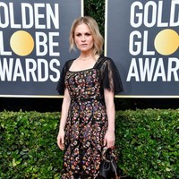 Aktris Ana Pacquin memakai gaun Dior di Golden Globes 2020. Sayangnya, gaun pilihan Ana ini lebih pantas untuk ke gereja. (Foto: Frazer Harrison/Getty Images)