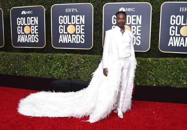 Aktor Billy Porter tak pernah gagal untuk memberikan penampilan yang dramatis. Kali ini, bukan dengan gaun, melainkan setelan putih berbungkus jubah bulu yang panjang. (Foto: Jordan Strauss/Invision/AP)