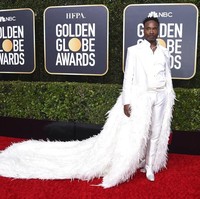 Aktor Billy Porter tak pernah gagal untuk memberikan penampilan yang dramatis. Kali ini, bukan dengan gaun, melainkan setelan putih berbungkus jubah bulu yang panjang. (Foto: Jordan Strauss/Invision/AP)