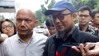 Kedatangan Novel ke Polda Metro Jaya untuk diperiksa sebagai korban penyerangan air keras.
