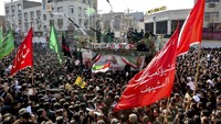 Iran meradang pascaterbunuhnya Jenderal Qasem Soleimani dalam serangan militer Amerika Serikat di Irak. Bendera merah simbol perlawanan dan serangan untuk keadilan dalam tradisi Muslim Syiah pun telah dikibarkan. Iran bertekad melawan AS, meskipun sendirian. Foto: Alireza Mohammadi/ISNA via AP