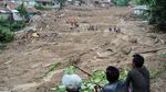 Petugas Gabungan Cari Korban Longsor Sukajaya