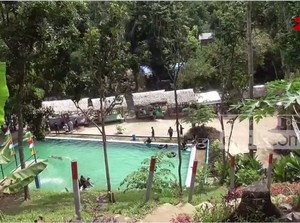 Asyik! Berenang Sambil Nikmati Buah-buahan di Kali Biru Polman