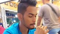 Momen dirinya kala menikmati kopi juga terlihat pada foto yang satu ini. Posenya candid, sambil menyedot es kopi dengan menggunakan sedotan ketika berada di sebuah kafe. Foto: Instagram @martunis_sarbini