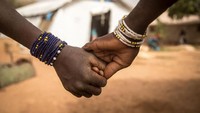 Dua orang gadis tampak berpegangan tangan saat tiba di tempat penampungan sementara di Mali, Afrika Barat, setelah dipaksa melarikan diri saat desa mereka di Oundou yang diserang pada Maret 2019 lalu. Istimewa/UNICEF/Keïta.