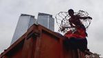 Alat Berat Angkut Sampah Sisa Banjir di Jakarta