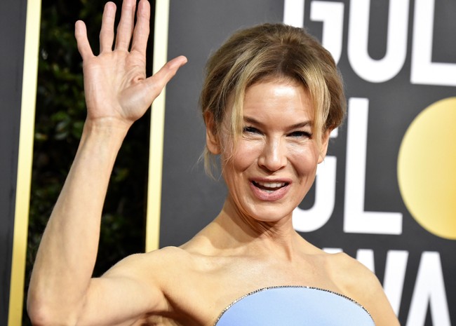 Berbeda dari para artis lain yang bersolek dengan hair-do maksimal, ia justru tampil dengan rambut berponi berantakan. Wajanya juga terlihat seperti tak mendapat riasan tebal, sehingga mempertegas kecantikan alaminya. (Foto: Frazer Harrison/Getty Images)