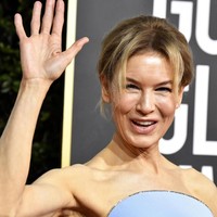 Berbeda dari para artis lain yang bersolek dengan hair-do maksimal, ia justru tampil dengan rambut berponi berantakan. Wajanya juga terlihat seperti tak mendapat riasan tebal, sehingga mempertegas kecantikan alaminya. (Foto: Frazer Harrison/Getty Images)