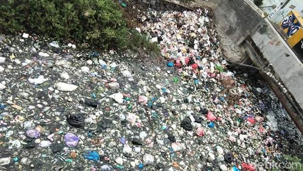 Jorok! Gunungan Sampah Penuhi Sungai di Kampung Taj Yasin Rembang