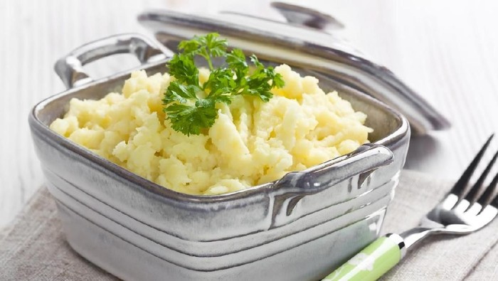 Resep MPASI Bubur Kentang Keju Panggang Mashed potato in ceramic bowl with fork for breakfast