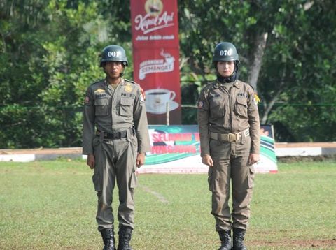 Satpol PP Berhijab dari Lebak Bikin Salfok Saat Bencana Banjir