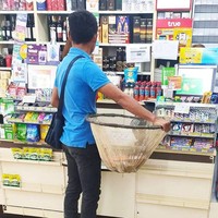 Bisa dipakai untuk mancing, alat ini juga bisa jadi pengganti kantung plastik. Foto: Facebook @rovmaira