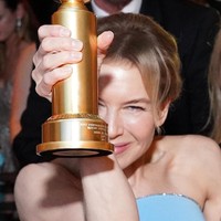 Adalah Petra Flannery, stylist yang berada di balik penampilan Renee untuk Golden Globes 2020. Sementara Richard Marin dipercayai sebagai hairstylist dan Dana Hamel untuk makeup artist. Dikabarkan Hollywood Reporter, sebelum tampil di karpet merah, Renee memulai persiapannya dengan jus sayur dan latte oat milk. (Foto: Rachel Luna/Getty Images)