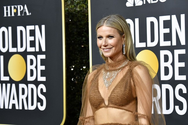 Gaun tersebut merupakan keluaran rumah mode Fendi. Hanya saja, naked dress tersebut justru membuat nama Gwyneth masuk di daftar busana terburuk menurut beberapa media fashion. (Foto: Frazer Harrison/Getty Images)