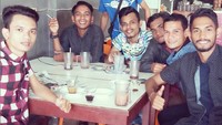 Tak hanya di kafe kekinian saja, Martunis Sarbini juga sering menikmati kopi di warung-warung sederhana. Seperti pada momen yang satu ini. Ia juga selalu mengajak teman-temannya untuk ngongkrong bersama. Foto: Instagram @martunis_sarbini
