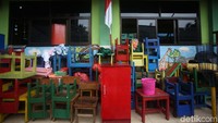 Tampak kursi dan meja masih menumpuk di halaman sekolah.