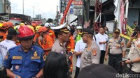 Petugas kepolisian dan Basarnas telah berada di lokasi ruko 4 lantai yang roboh di Slipi Jakbar (Foto: Rolando/detikcom)