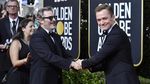 Tingkah Usil dan Lucu Joaquin Phoenix di Golden Globe 2020
