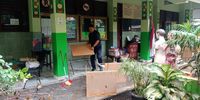 Guru SDN di Jakut Bagi Tugas Bersihkan Ruangan-Mengajar Usai Banjir