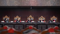 MK menolak permohonan pengujian materiil terhadap UU No 12 Tahun 1969 tentang Pembentukan Provinsi Otonom Irian Barat dan Kabupaten-Kabupaten Otonom di Provinsi Irian Barat terhadap UUD Negara Republik Indonesia Tahun 1945.