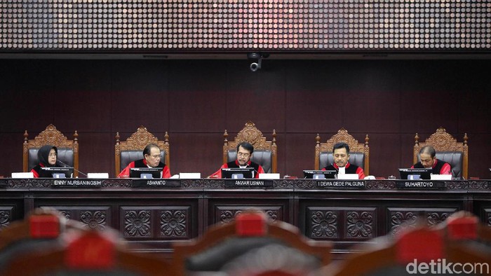 Ketua Majelis Hakim MK Anwar Usman (tengah) bersama anggota saat membacakan putusan di Mahkamah Konstitusi, Jakarta, Senin (6/1/2020).Mahkamah konstitusi memutus lima perkara diantaranya UU Pemilu Soal verifikasi parpol, UU Pilkada soal nomenklatur Bawaslu, UU Keterbukaan informasi publik, UU Pembentukan provinsi irian barat, dan UU Jaminan Fidusia.