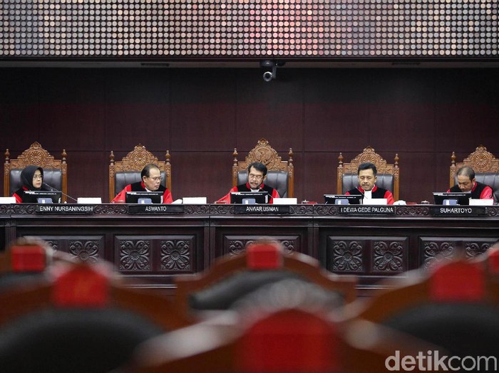 Ketua Majelis Hakim MK Anwar Usman (tengah) bersama anggota saat membacakan putusan di Mahkamah Konstitusi, Jakarta, Senin (6/1/2020).Mahkamah konstitusi memutus lima perkara diantaranya UU Pemilu Soal verifikasi parpol, UU Pilkada soal nomenklatur Bawaslu, UU Keterbukaan informasi publik, UU Pembentukan provinsi irian barat, dan UU Jaminan Fidusia.