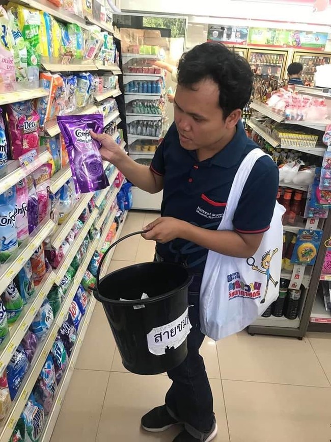 Belum beli tote bag kecil? Untuk menampung camilan-camilan atau mie instant dalam jumlah sedikit, Anda mungkin bisa pakai ember. Ini bukan hanya dilakukan satu orang. Foto: Facebook @rovmaira