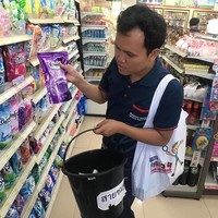 Belum beli tote bag kecil? Untuk menampung camilan-camilan atau mie instant dalam jumlah sedikit, Anda mungkin bisa pakai ember. Ini bukan hanya dilakukan satu orang. Foto: Facebook @rovmaira