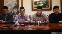 Ketua Umum Pengurus Besar Nahdlatul Ulama (PBNU) KH Said Aqil Siroj didampingi Mahfudz, Abdul Manan Ghani, dan Robikin Emhas memberikan pernyataan sikap tentang masuknya kapal-kapal asal China ke perairan Natuna, Senin (6/1/2020). 