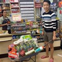 Gerobak dorong berikut tampaknya patut dimiliki di rumah. Praktis untuk dipakai bangunan hingga bawa belanjaan. Foto: Facebook @rovmaira