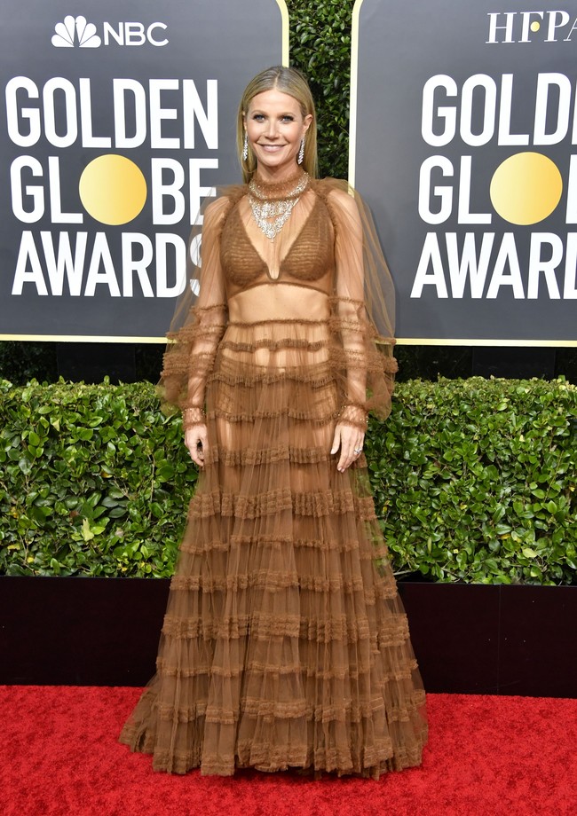 Sebelumnya di Golden Globe Awards 2020, Gwyneth juga memamerkan perut ratanya dalam balutan busana transparan.(Foto: Frazer Harrison/Getty Images)