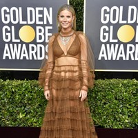 Gwyneth Paltrow sudah lama tidak memakai bra dalam aktivitas kesehariannya. Menurutnya memakai bra bisa jadi pemicu kanker. Foto: Frazer Harrison/Getty Images