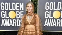 Gwyneth seolah menunjukkan pakaian dalamnya lewat dress menerawang itu. Frazer Harrison/Getty Images
