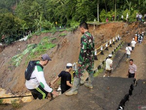 Helikopter Dikerahkan Kirim Bantuan ke Desa Terisolir Akibat Banjir Lebak