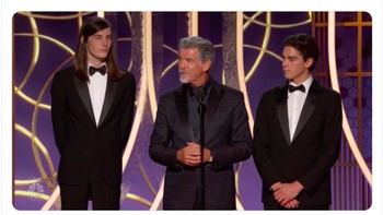 Dua pemain Liverpool digambarkan hadir bersama Pierce Brosnan di ajang Golden Globe hari ini. Foto: Twitter
