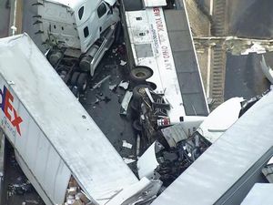 Kecelakaan Bus-Trailer di Pennsylvania, 5 Orang Tewas dan Puluhan Terluka