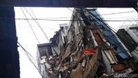 Runtuhan benton dan kaca juga berhamburan hingga ke salah satu gang di sebelah ruko. Runtuhan beton tersebut menutupi seluruh gang.