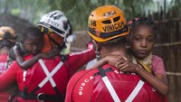 Sejumlah petugas Damkar Brasil tampak menggendong anak-anak yang diselamatkan saat banjir besar di wilayah Pemba, Mozambik pada bulan April lalu akibat terjangan Topan Kenneth. Istimewa/UNICEF/De Wet.