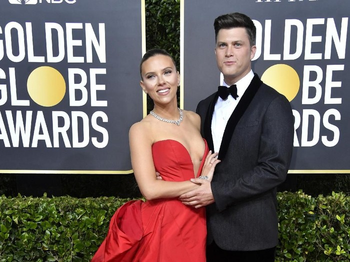 BEVERLY HILLS, CALIFORNIA - JANUARY 05: (L-R) Scarlett Johansson and Colin Jost attend the 77th Annual Golden Globe Awards at The Beverly Hilton Hotel on January 05, 2020 in Beverly Hills, California. (Photo by Frazer Harrison/Getty Images)
