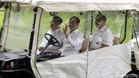 Ini momen Presiden Jokowi didampingi Wapres Maruf Amin saat mengendarai mobil golf sebelum menggelar sidang kabinet paripurna.