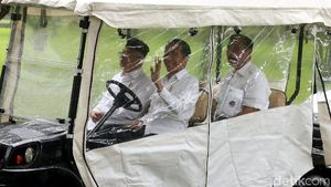 Ekspresi Semringah Jokowi Naik Mobil Golf saat Hujan Deras
