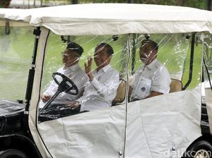 Ekspresi Semringah Jokowi Naik Mobil Golf saat Hujan Deras