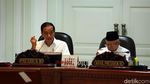 Ekspresi Semringah Jokowi Naik Mobil Golf saat Hujan Deras