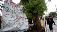 Sebuah spanduk berisi penolakan trotoar digunakan pedagang kaki lima (PKL) untuk berjualan terlihat di kawasan Jalan Kramat Raya dekat SMK 34, Jakarta Pusat, Senin (6/1/2020).