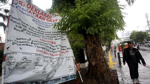 Spanduk Tolak PKL dan Parkir Liar Mejeng di Trotoar Kramat-Salemba
