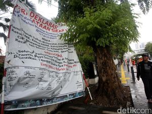 Spanduk Tolak PKL dan Parkir Liar Mejeng di Trotoar Kramat-Salemba